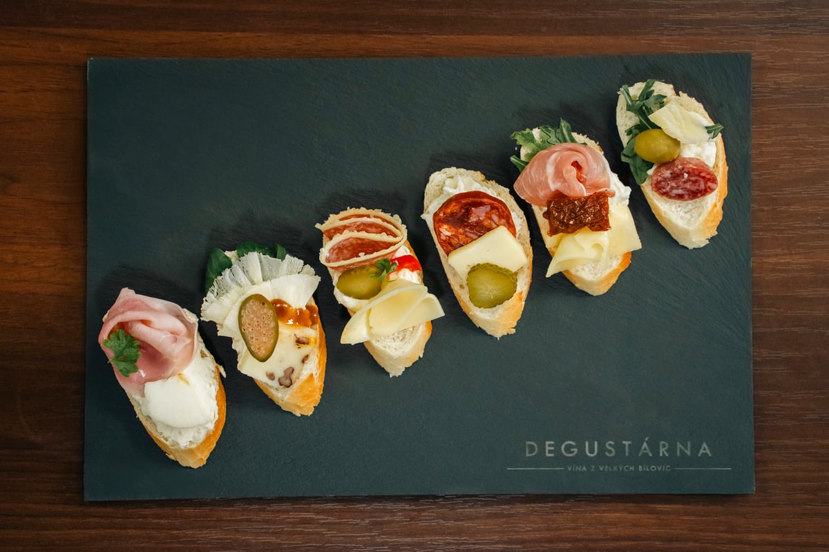 Šest malých soust, šest důkazů, že párování vína a jídla může být delikátní i hravé.