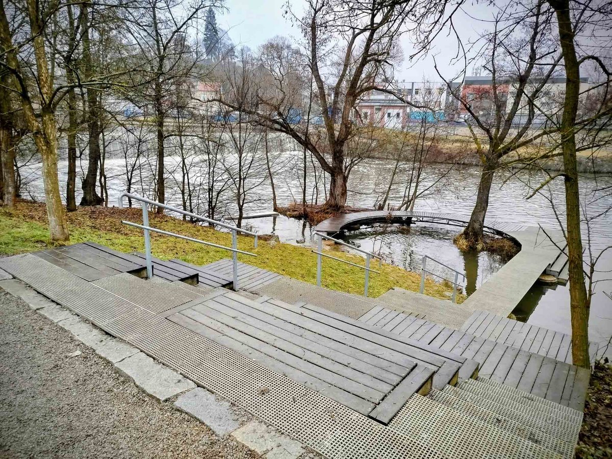 Kruhovité molo nad řekou Svratkou v Komíně