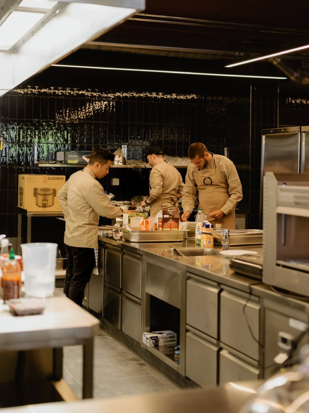 Celý tým pečlivě sestavuje menu.