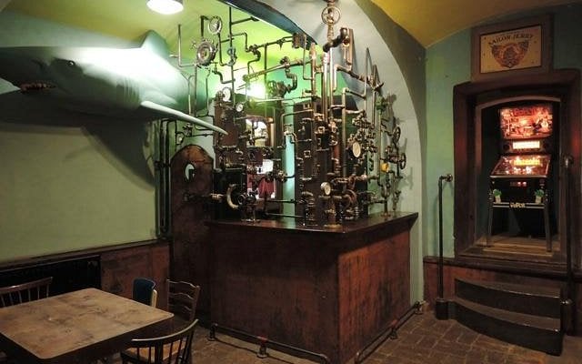 Zadní část baru Desert