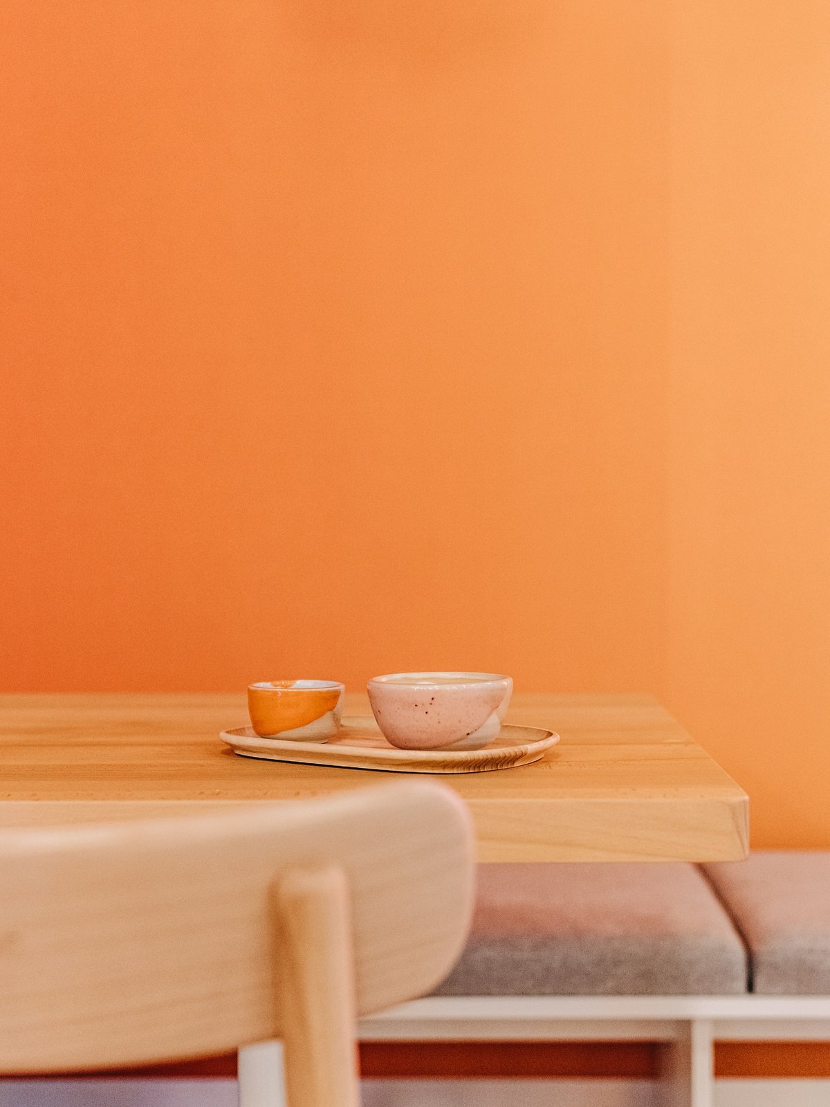 Interiér nového brněského podniku, kavárny Diwa Coffee