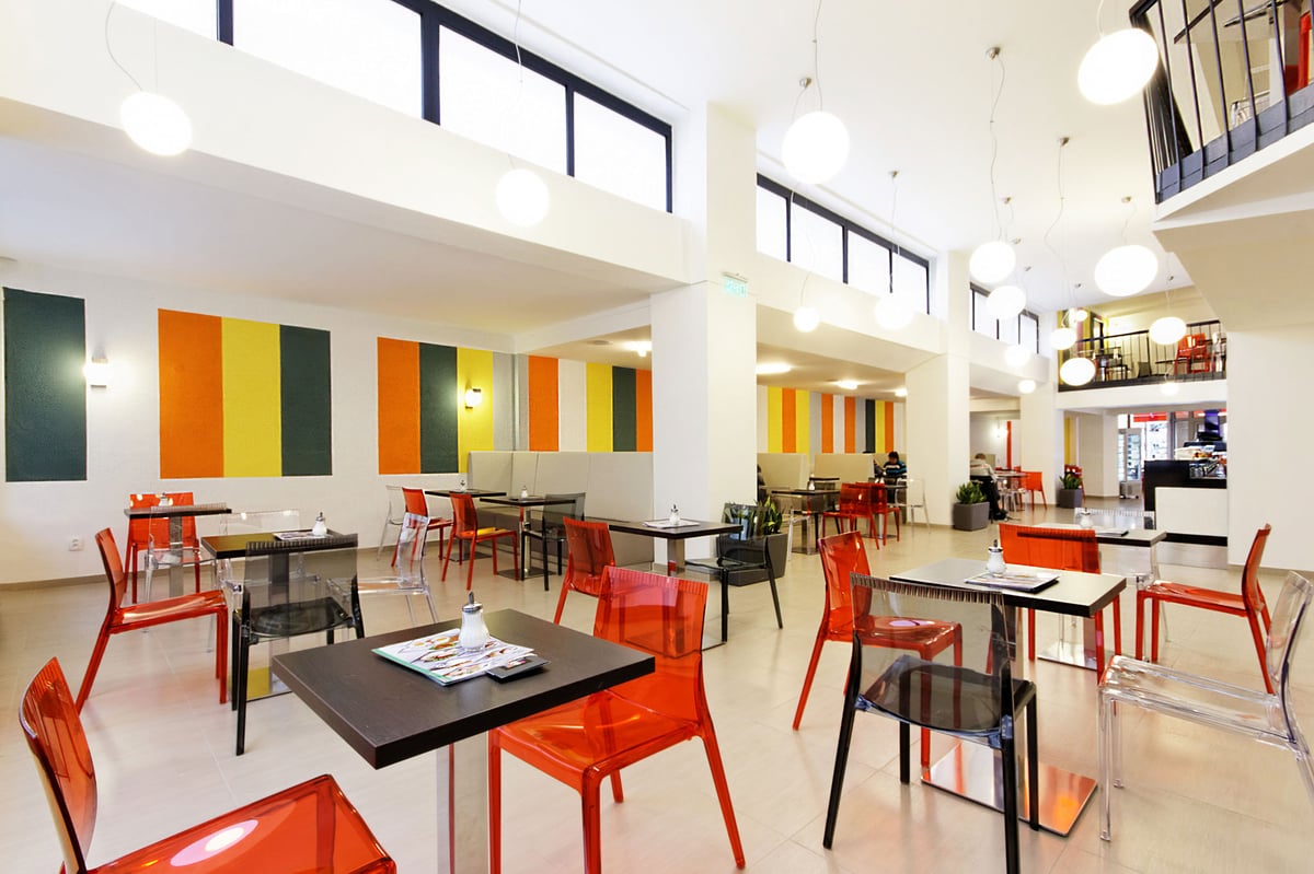 Prostorná kavárna, která dýchá