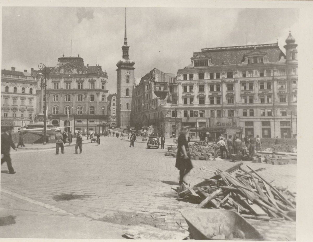 Náměstí Svobody bezprostředně po leteckém útoku