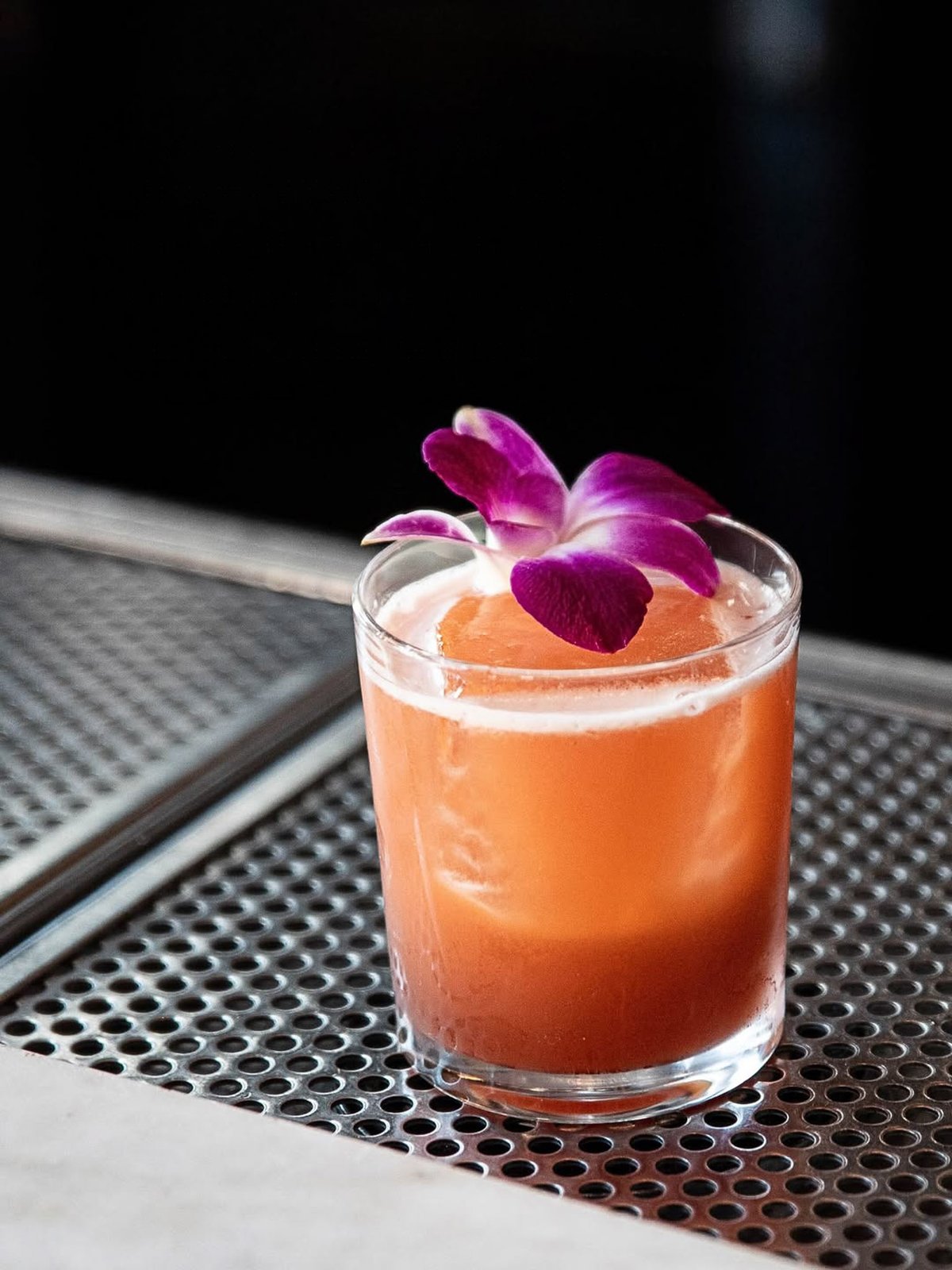 Jungle Bird je tropický koktejl, který sestává z jamajského rumu, Campari, ananasového džusu & limetové šťávy.