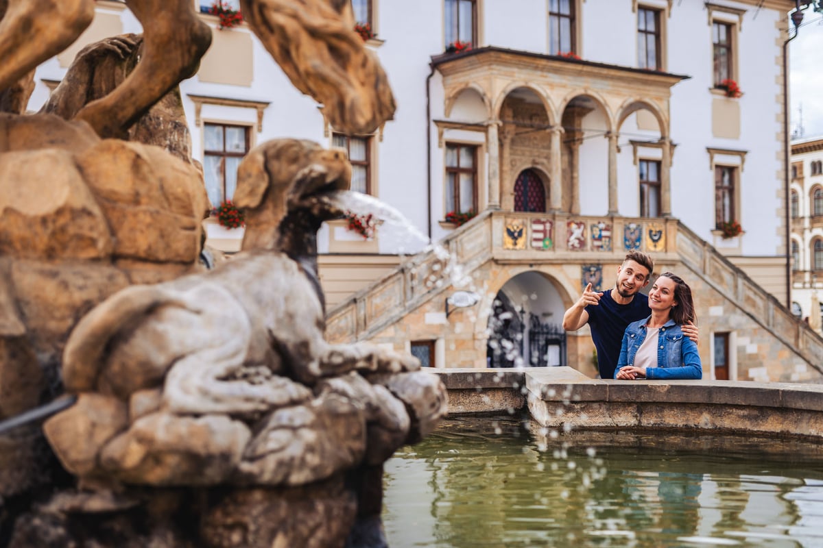 Caesarova kašna, Horní náměstí.