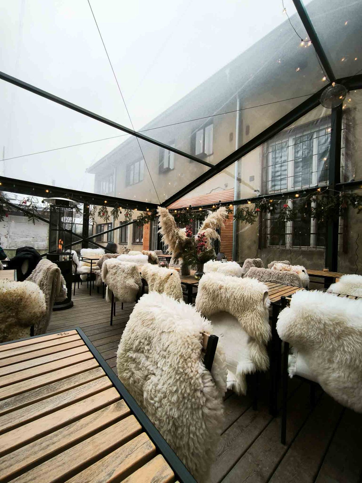 Kdo chce zažít to pravé hygge, ten vyrazí na zimní zahrádku qb coffee roasters v Brně.