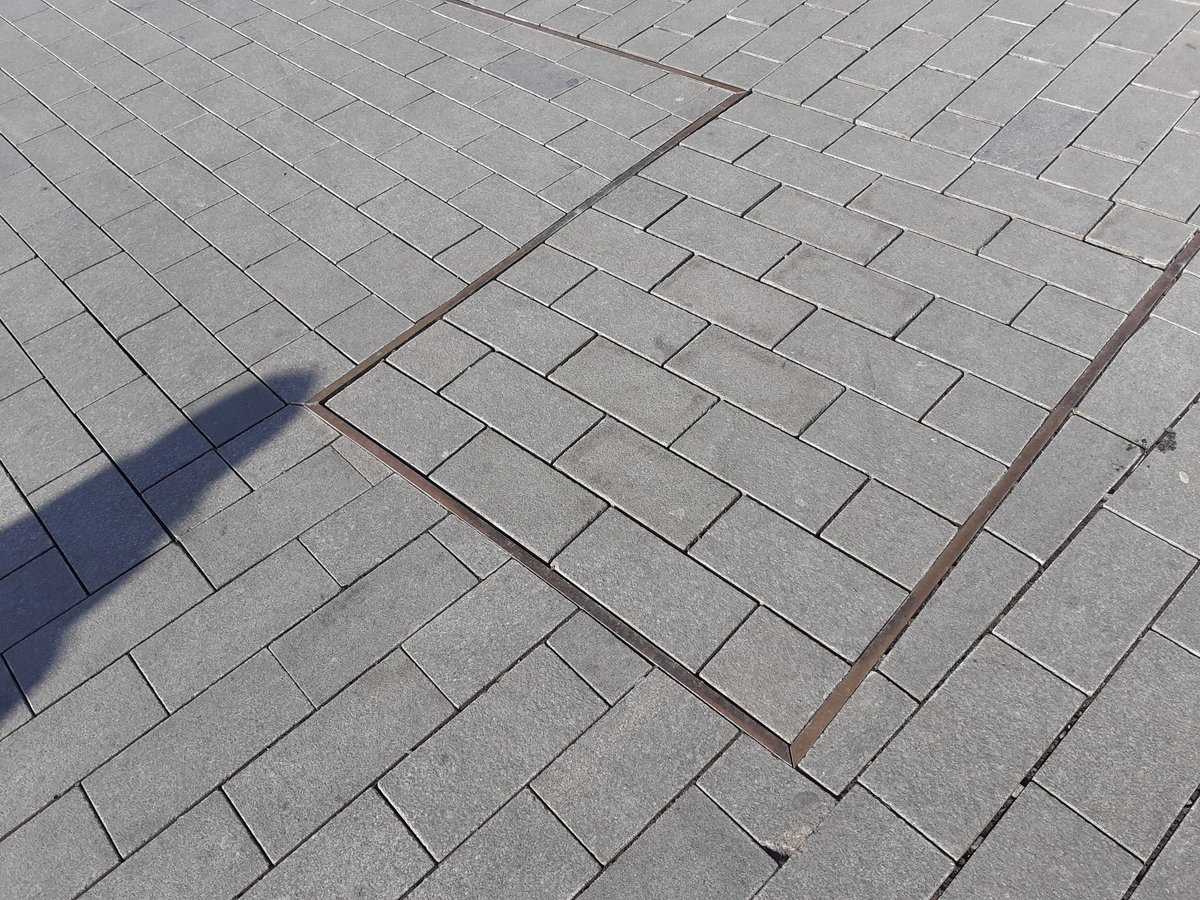 Dnes jej připomíná linka v dlažbě