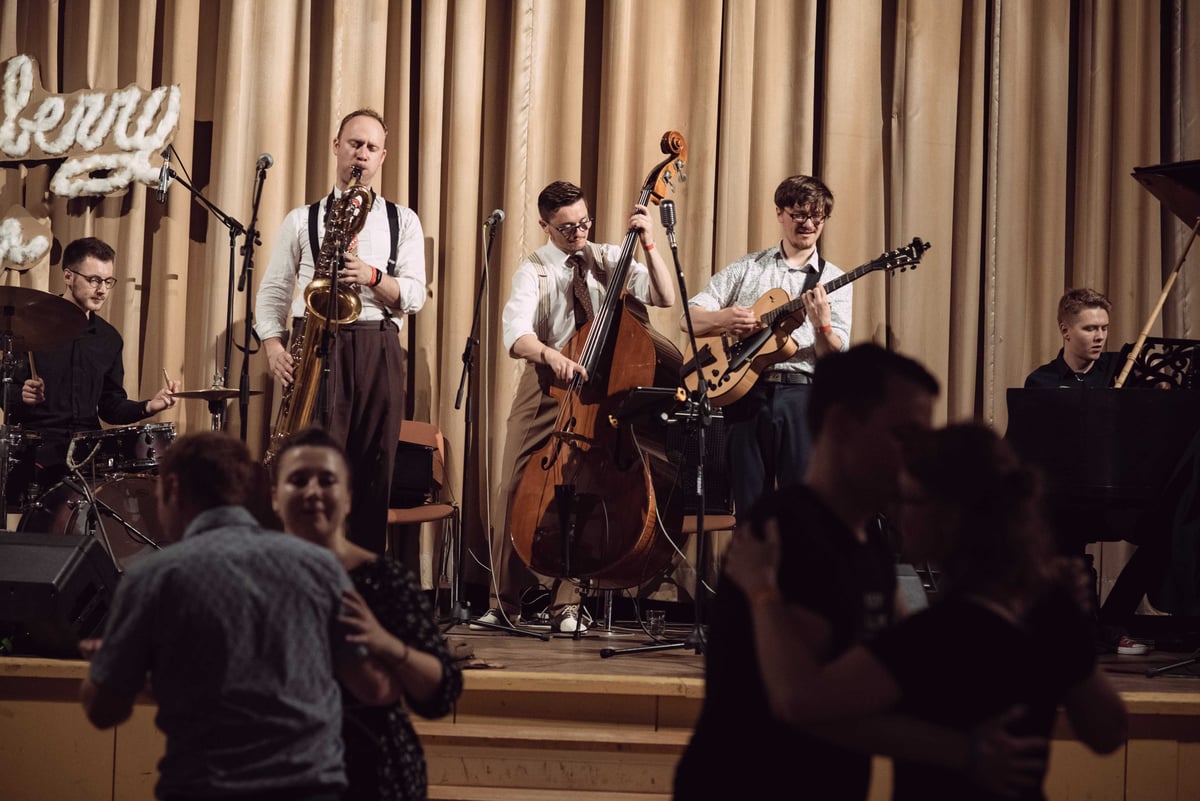 Kapela Swingalia roztančí nádvoří Staré radnice.