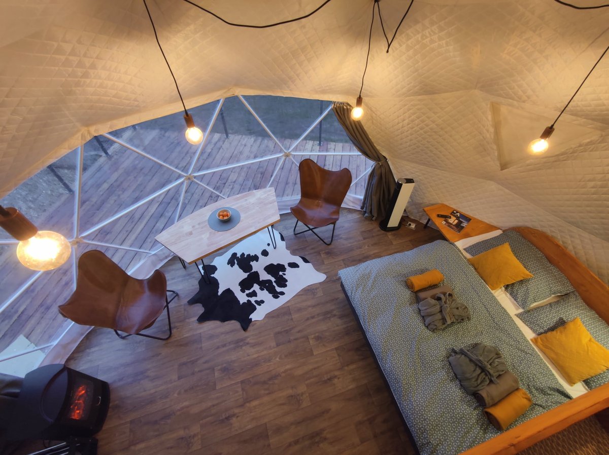 Geodetický stan s prosklenou kopulí poskytuje veškerý komfort.