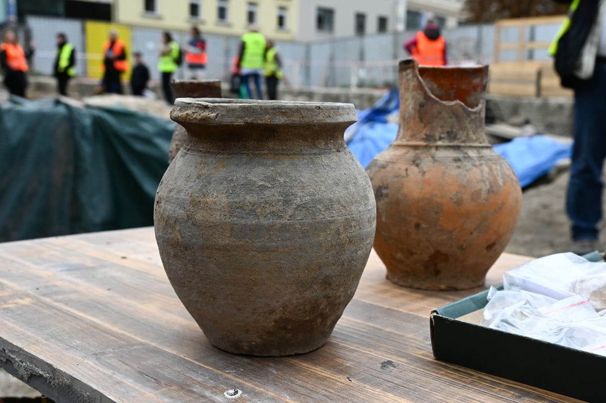 Nejčastěji zem ukrývala zlomky stolní a kuchyňské keramiky nebo zvířecí kosti.