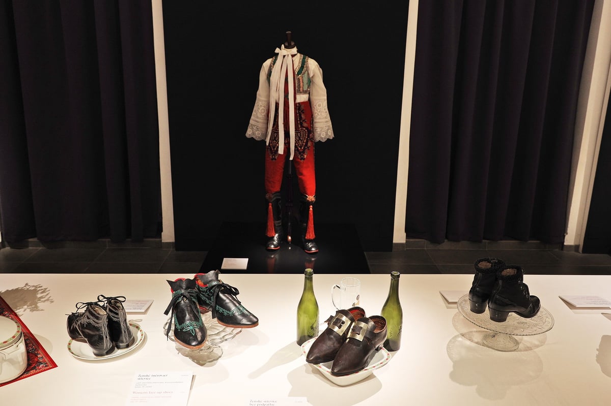 Exponáty výstavy „Boty. Odraz tradice“.