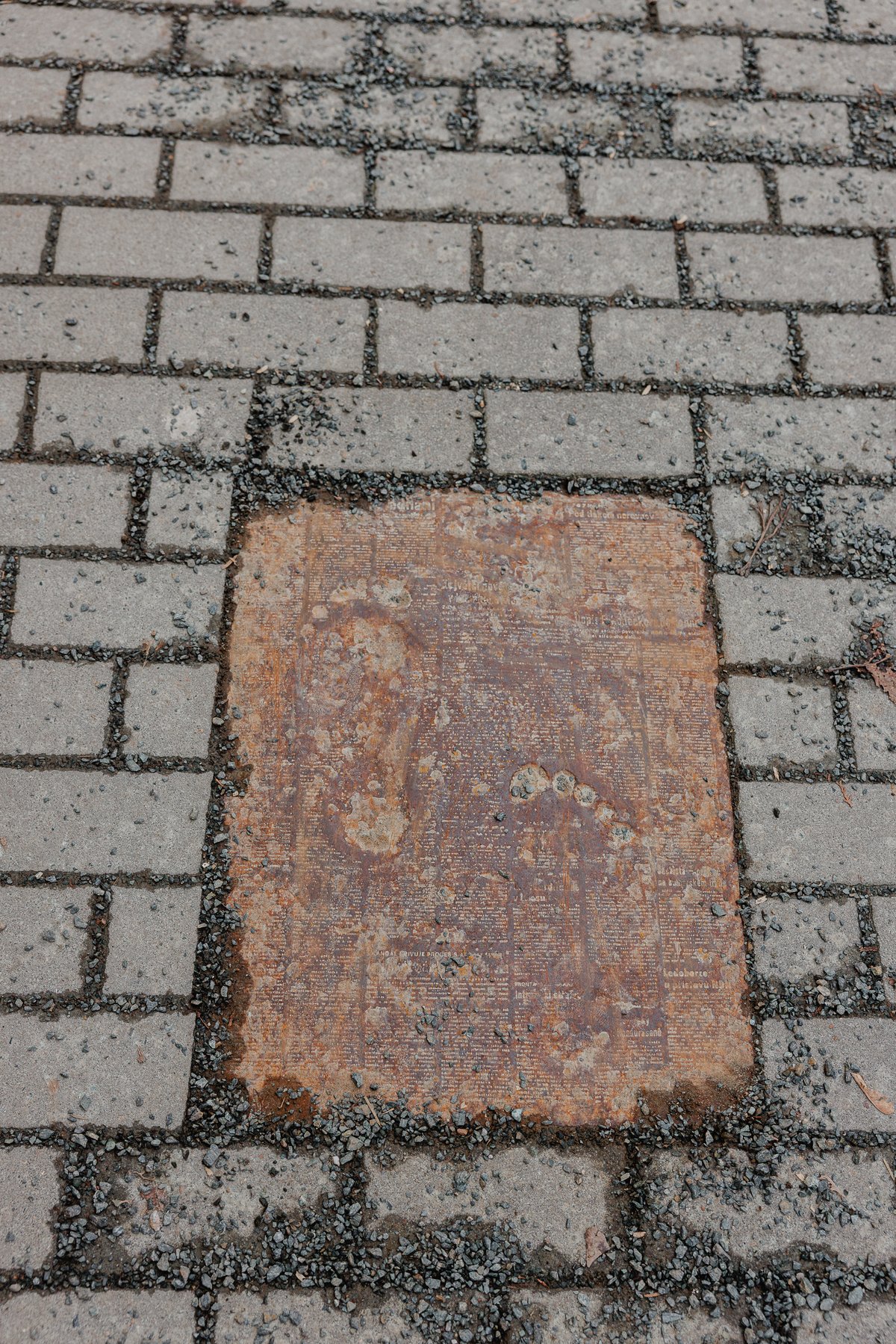 Dlaždice s otiskem novin na Pellicově