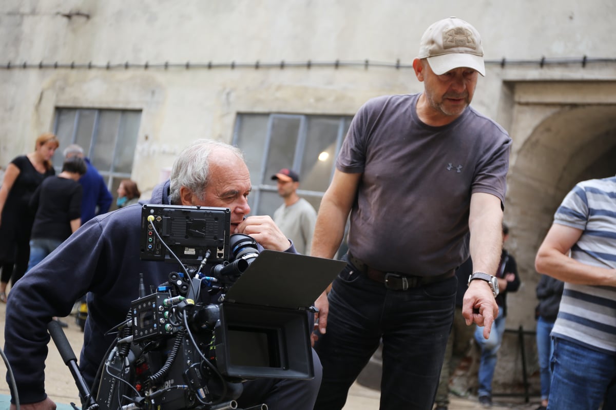 Z natáčení filmu Nabarvené ptáče.