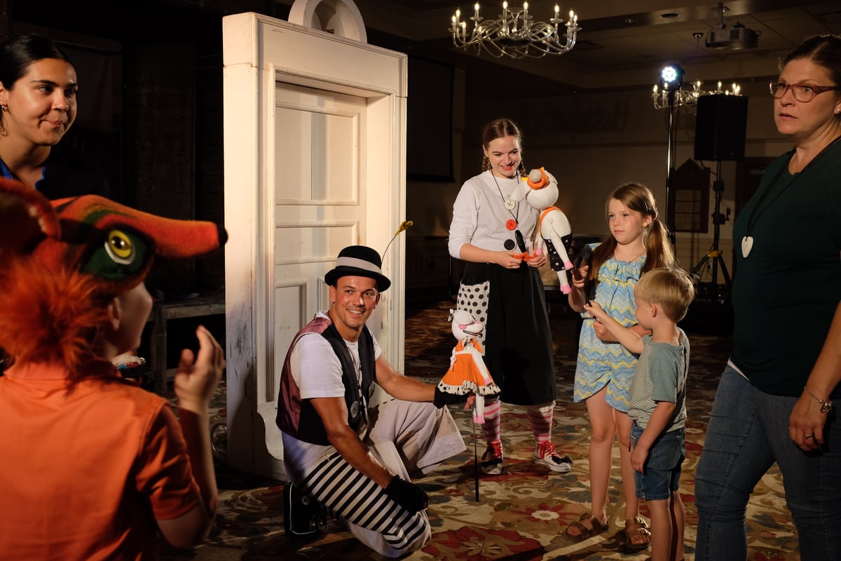 Děti i dospělí si mohli vyzkoušet loutky a nahlédnout do kouzelného světa divadla.