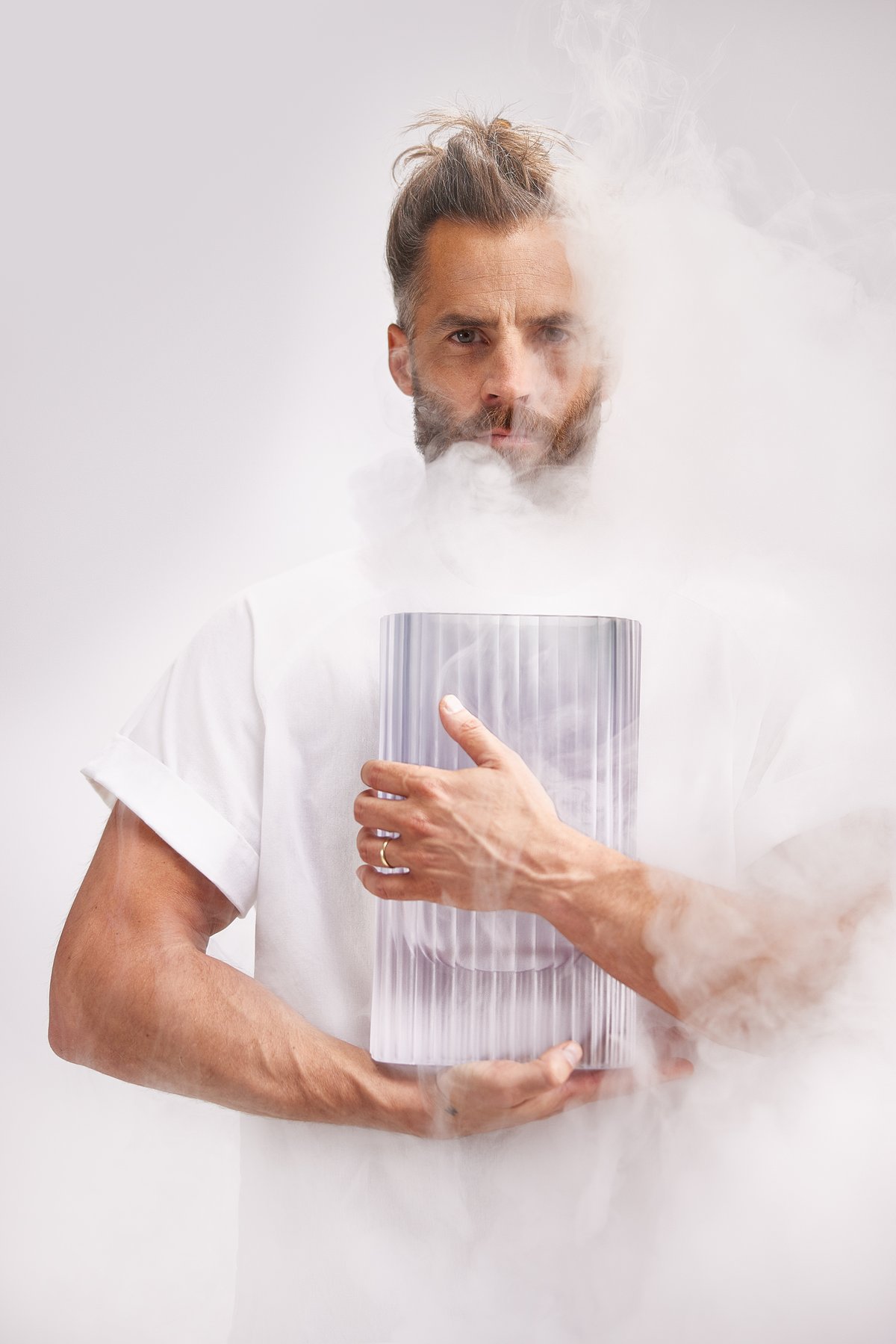 Jan Plecháč s vázou Harmonic pro Moser