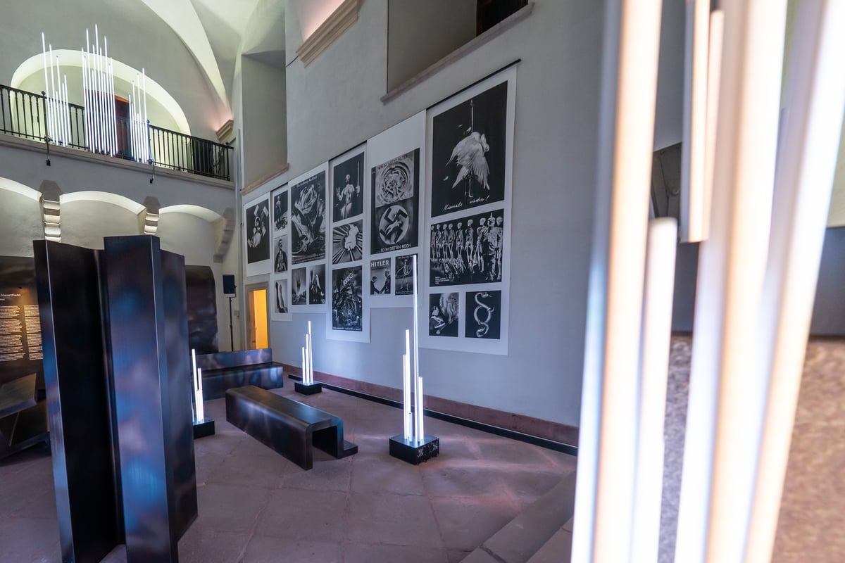 Výstava přibližuje čtyři období – vojenská a vězeňská kaple, samotná kaple jako vězení a jako prostor nacistického kultu.