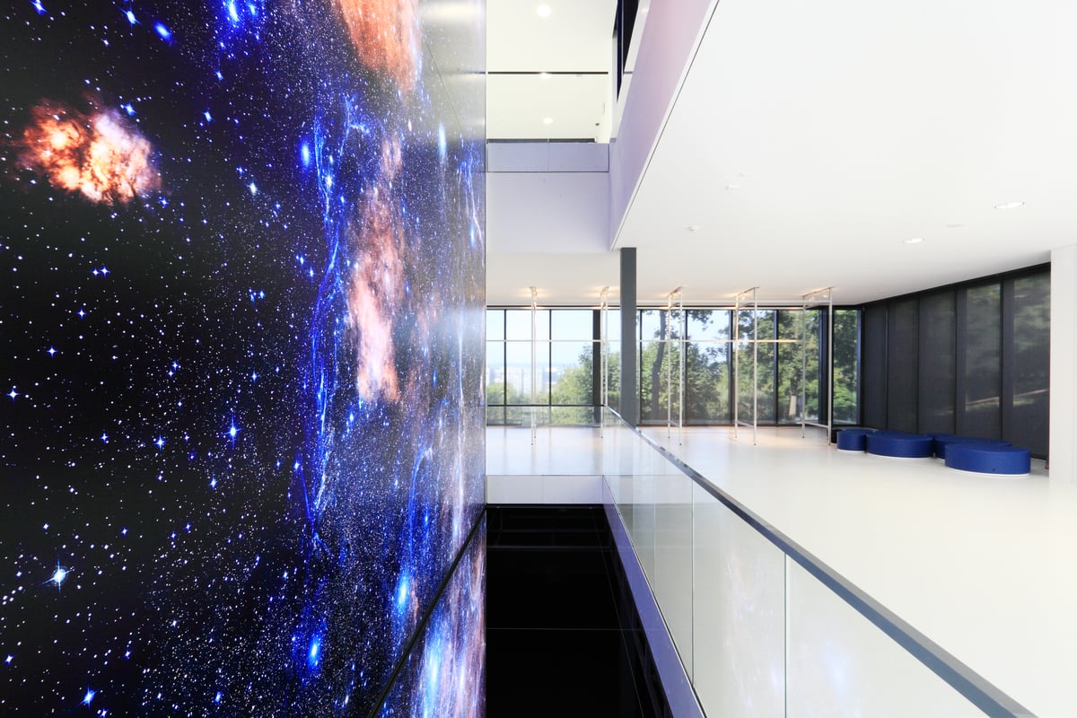 Interiér Hvězdárny a planetária Brno je plný zajímavých expozic