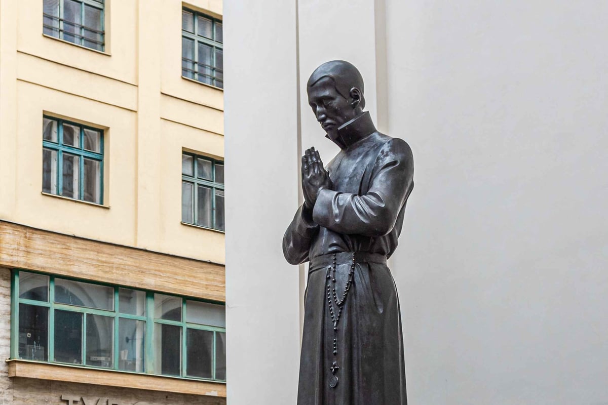 Socha před kostelem Nanebevzetí Panny Marie.