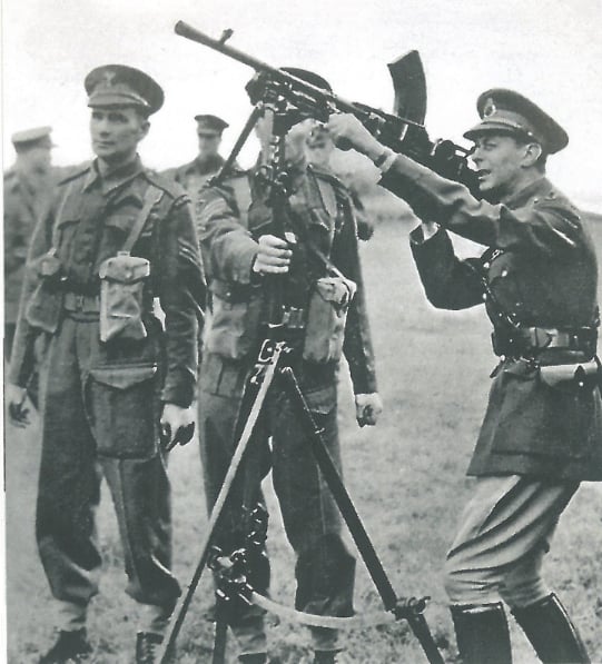 Král Jiří VI. s kulometem BREN