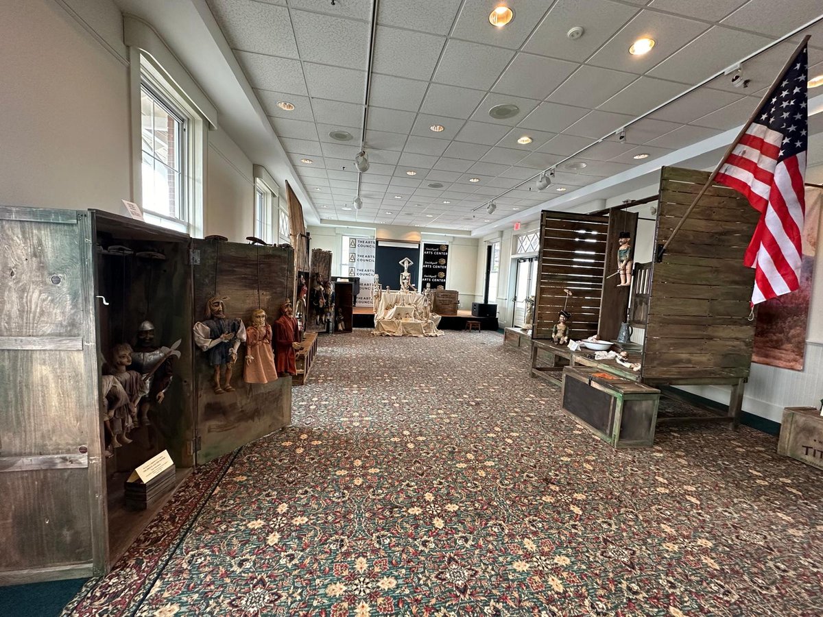 Autentická kulisa připomínající zákulisí putovního divadla. Dřevěné skříně skrývají ručně vyráběné marionety.