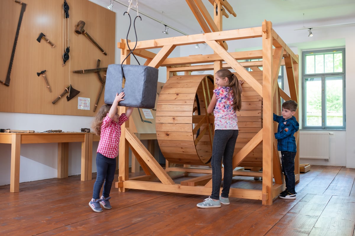 V expozici Cesty časem se děti i dospělí přenesou do středověku a vyzkouší si tradiční řemesla