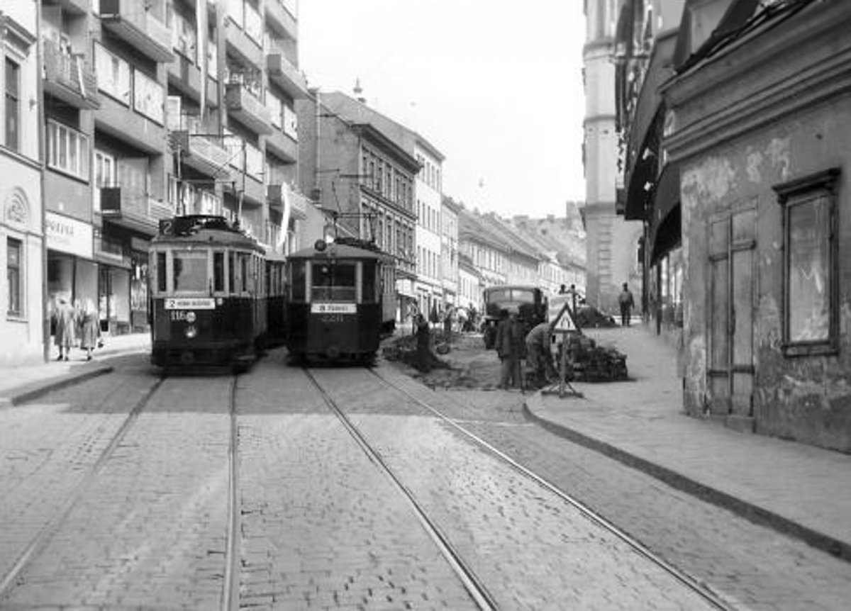 Pekařská (rozšiřování vozovky) - pohled od Anenské k Šilingrovu náměstí, 3. 5. 1960