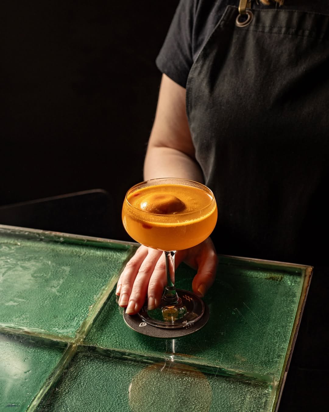 Element Bar – Vanilkové moře Infuzovaná vodka s vanilkou, rakytníkový sorbet a prosecco. Element dělá jaro po svém, a to jemně, šťavnatě s lehce omamným koncem. Večer může začít.