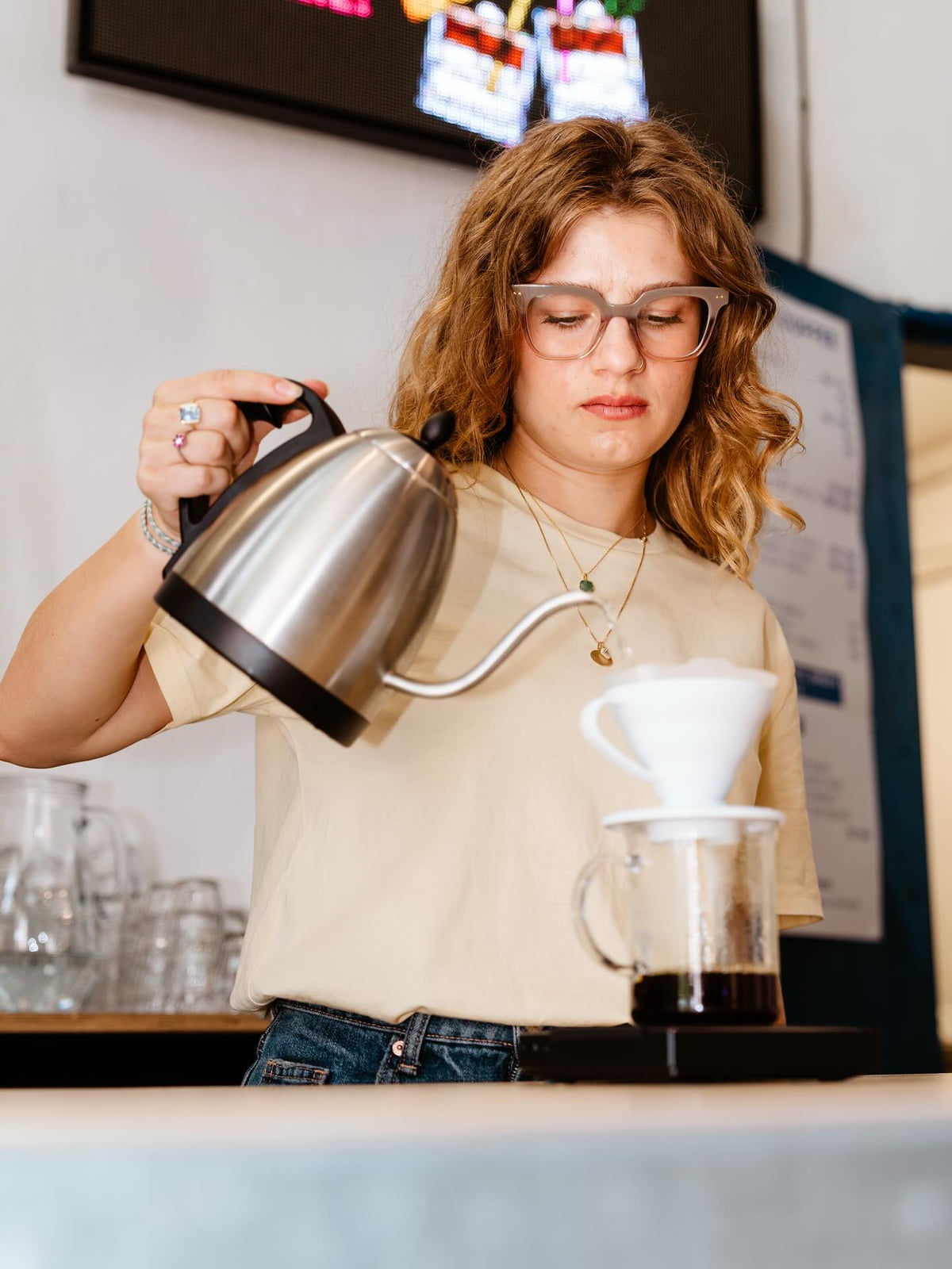 V Industře dbají na pečlivé zaučení nových baristů, které trvá zhruba 4–5 měsíců