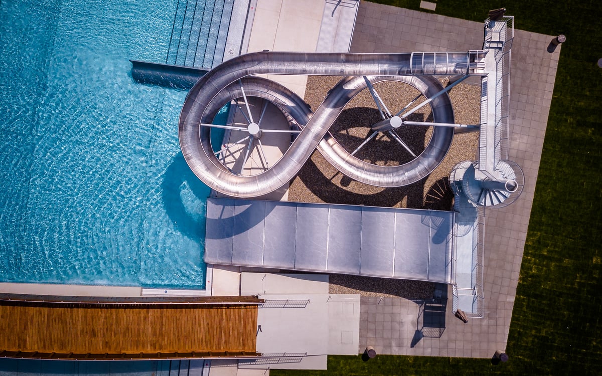 75metrový tobogán, nejrychlejší cesta z rozpáleného slunce do chladivé vody.