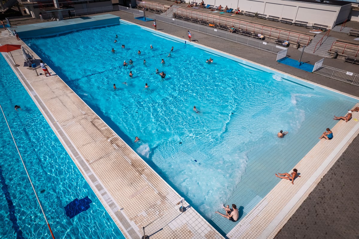 Umělé vlny rozproudí celý bazén, zatímco pohodlná plážová zóna láká k odpočinku.