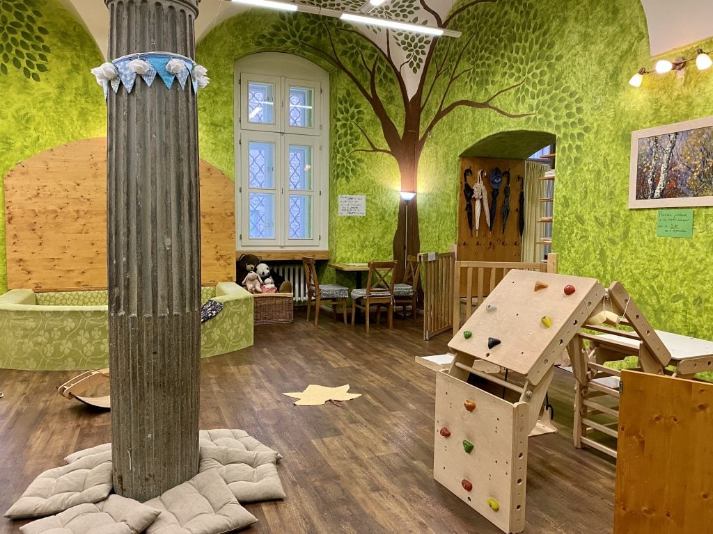 Prostory čajovny Mezi Stromy