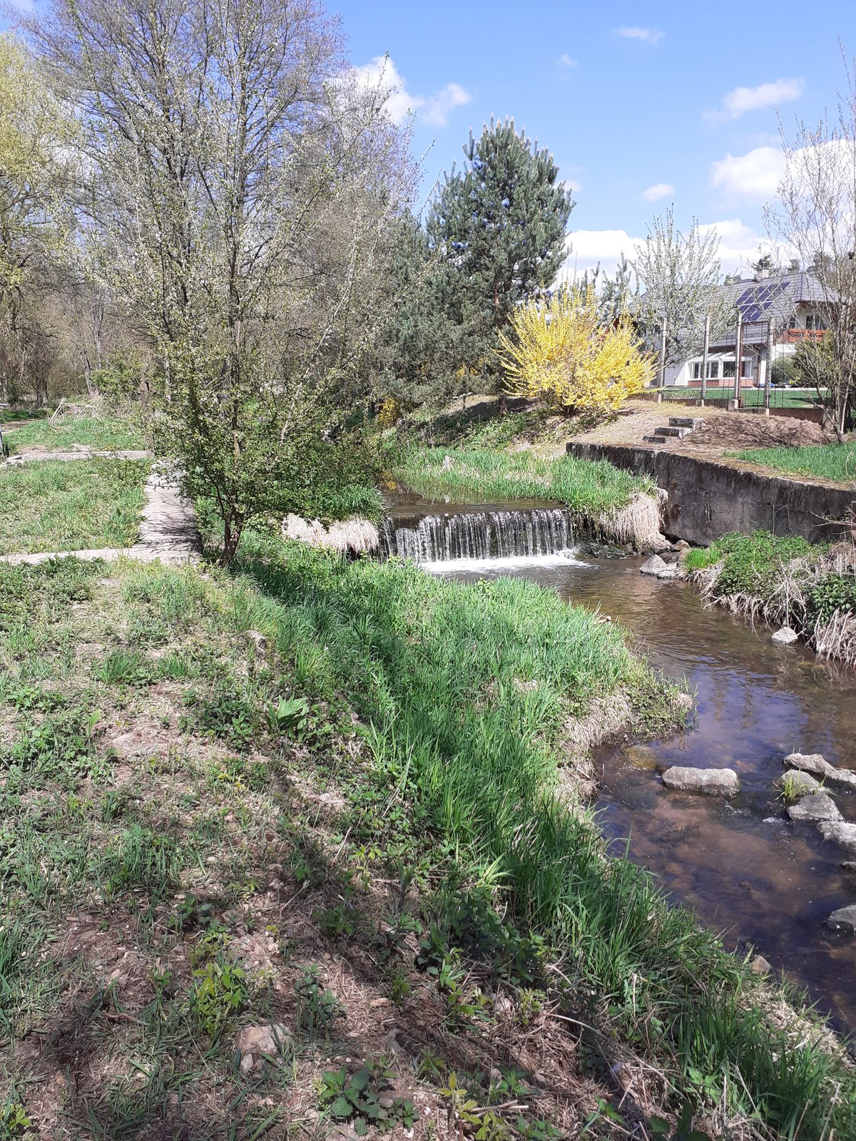 Projdete Lomničkou a Šerkovicemi.