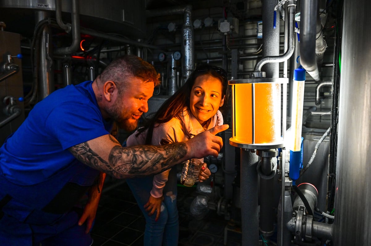 Herci Městského divadla Brno vařili pivo u Hauskrechta.