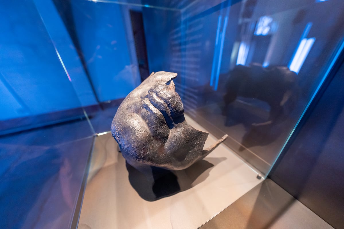 Vystavený artefakt zachycený v ochranné vitríně – jeden z předmětů ilustrujících historii kaple a její proměny.