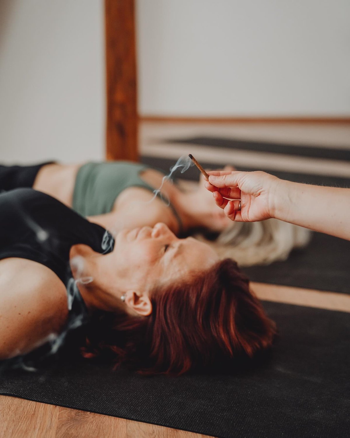 Vonné tyčinky při lekci v Yoga Place