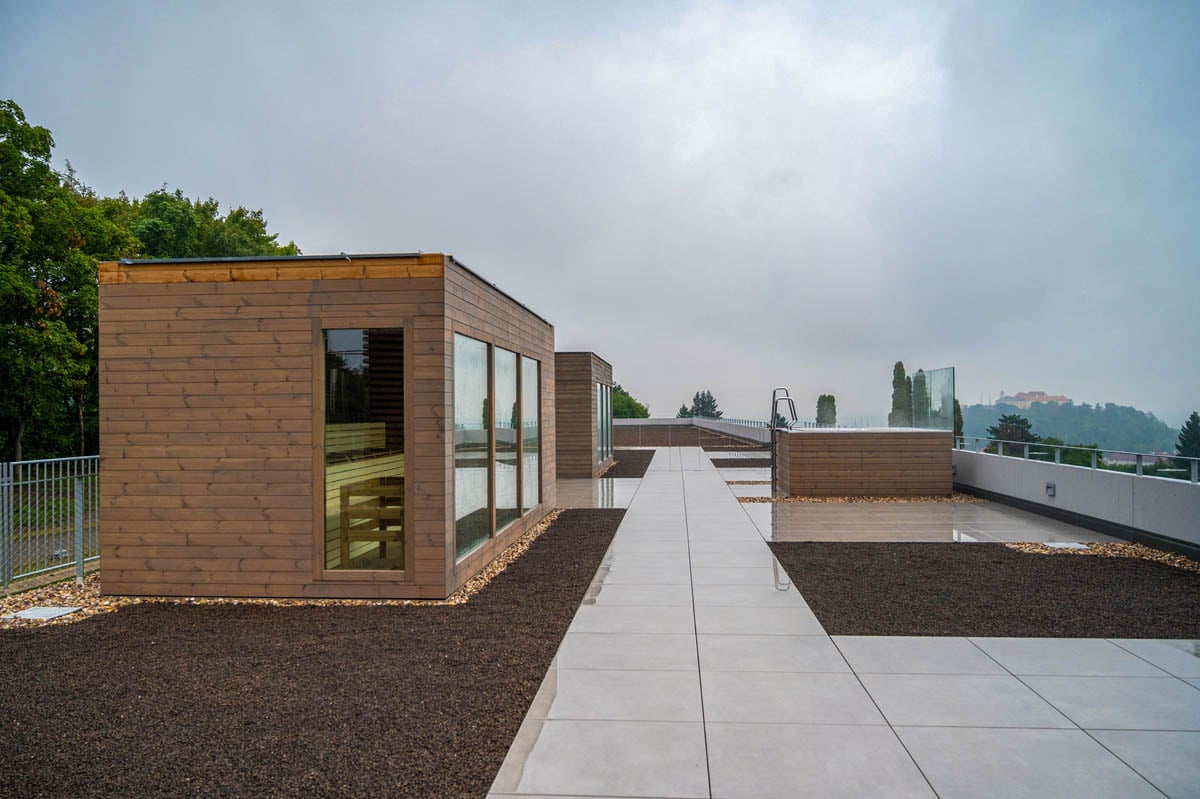 Výhled z terasy na noční Brno patří k nejunikátnějším momentům podzimní sezóny. 