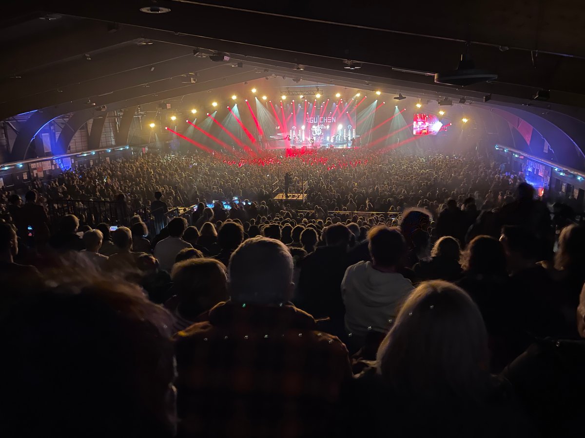 Festival Yaouank a největší fest-noz na světě na výstavišti v Rennes