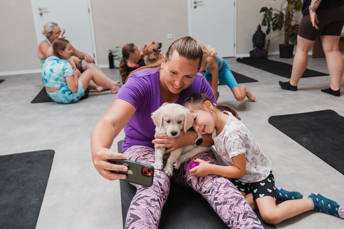 Lekce puppy jógy jsou vhodné pro maminky s dětmi