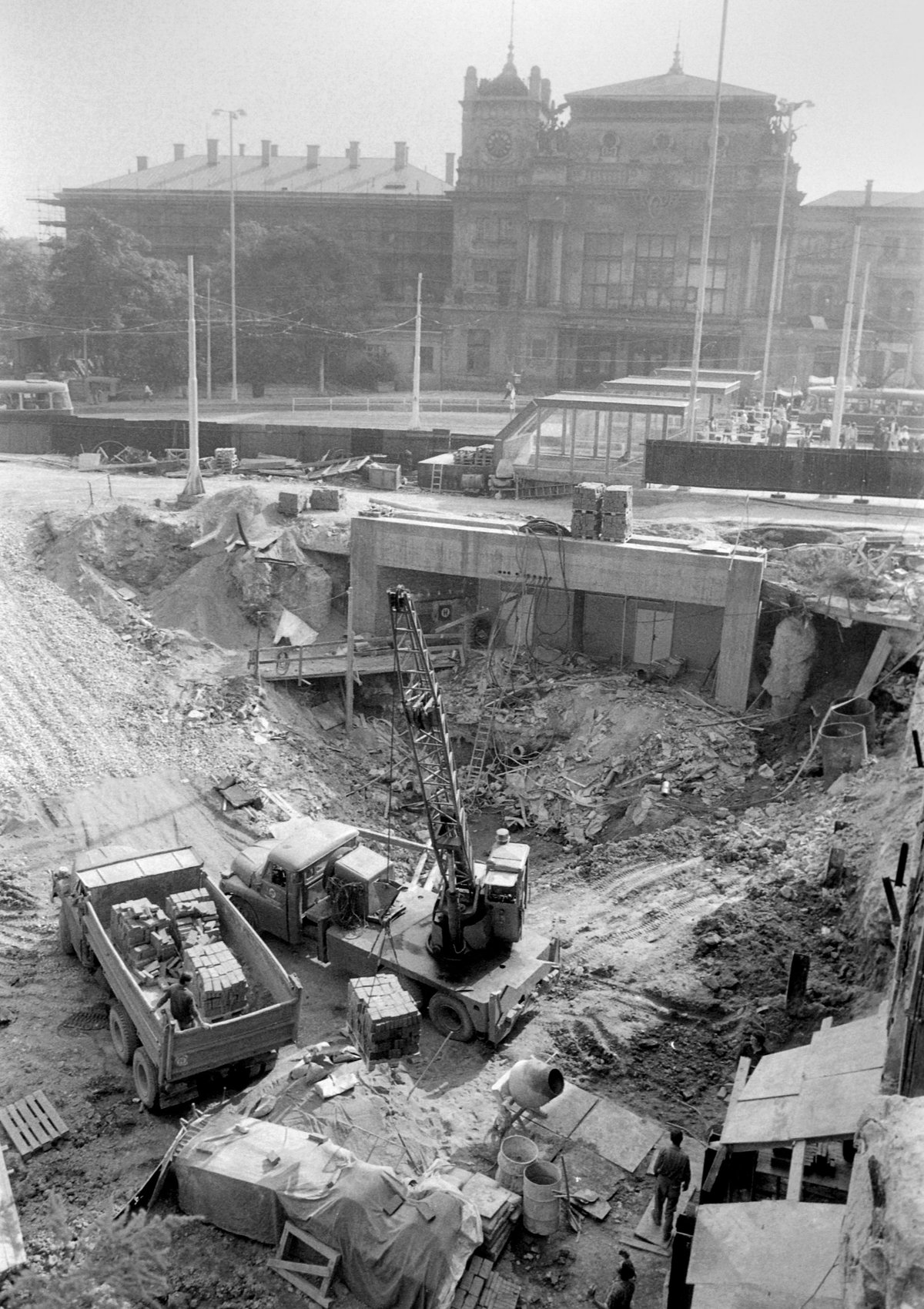 Stavba podchodu u hlavního nádraží