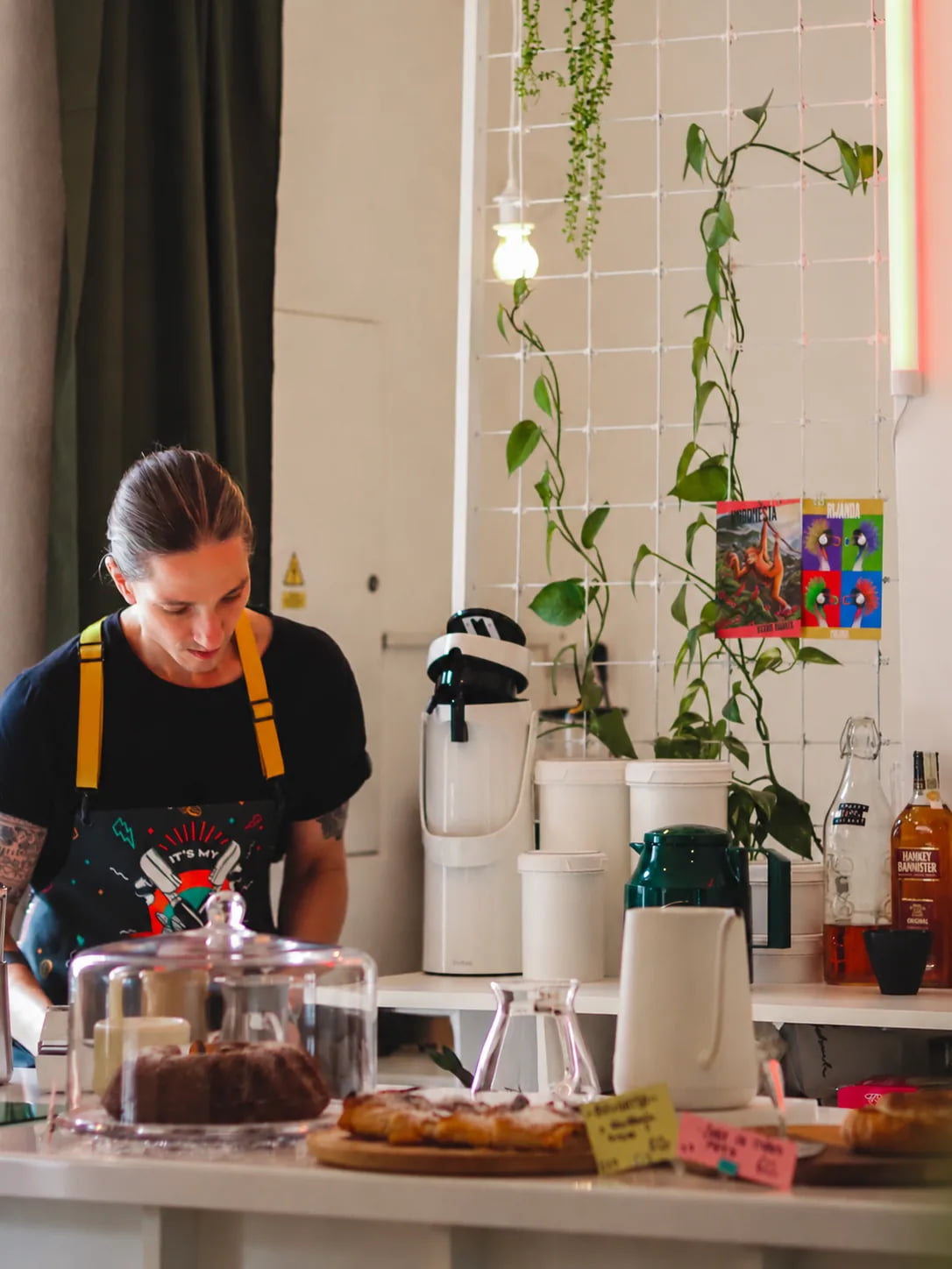 Ve STAV SE Espresso Bar Brno Židenice si praží vlastní výběrovou kávu pod značkou Jokes Aside Coffee Roasters