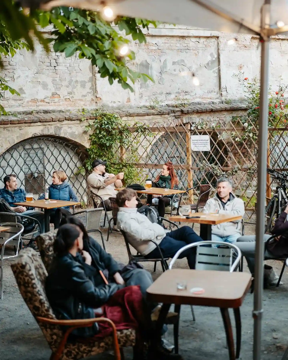 Zahrádka má specifické charisma a je lemována starou klášterní zdí