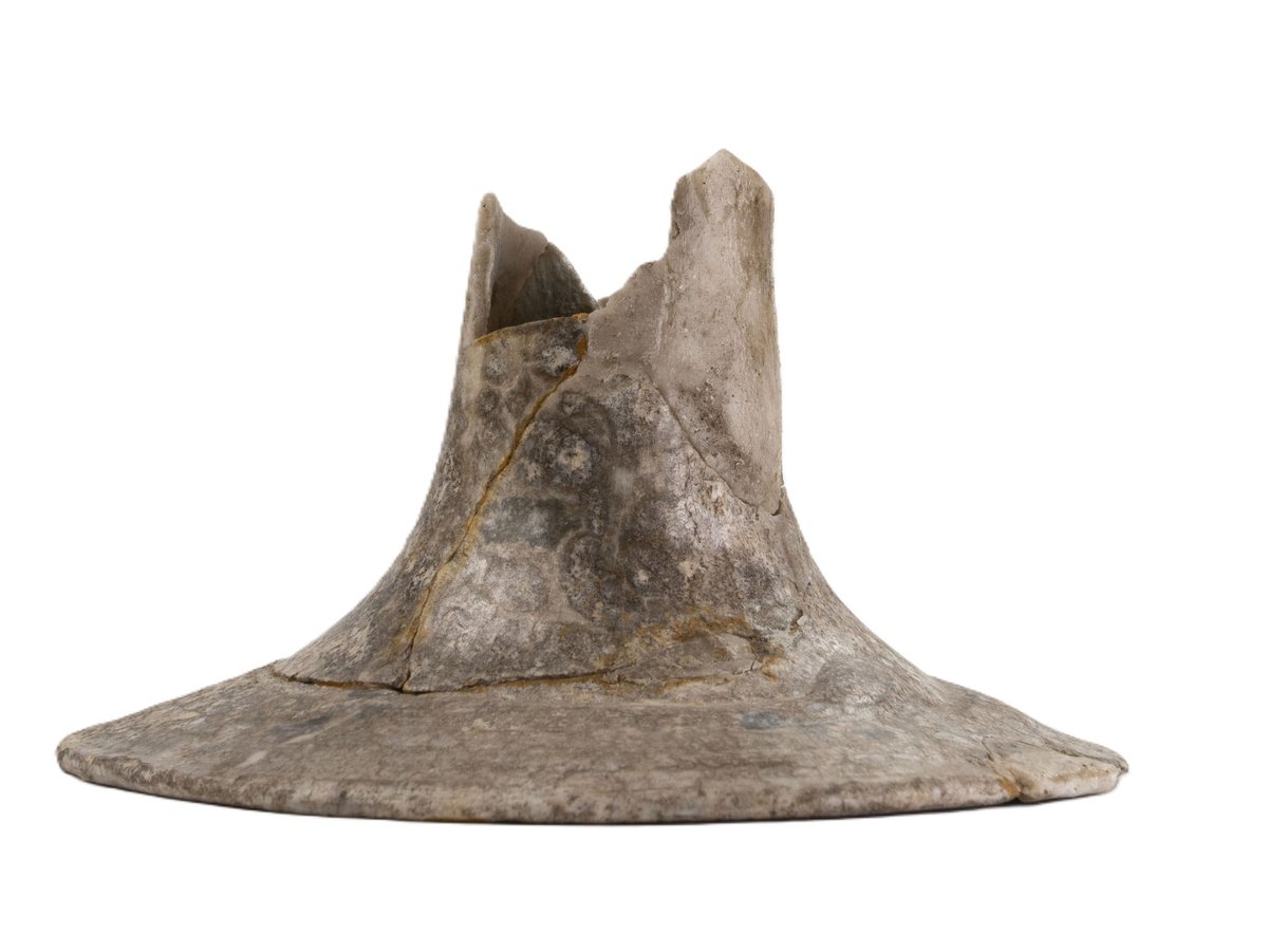 Výstava uvádí honosně zdobené kachle, keramické nádobí i skleněné poháry a číše.