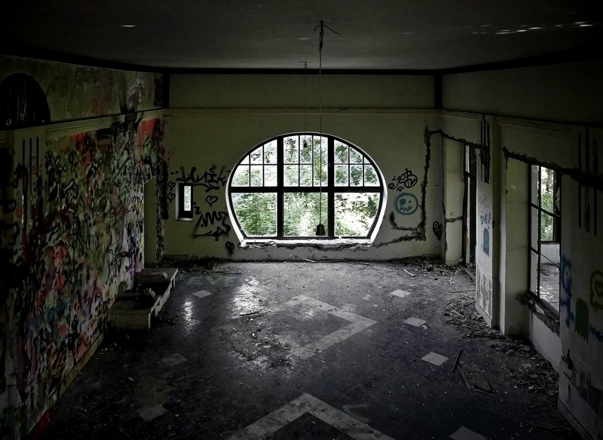 Po požáru v roce 2017 sloužila Hošnova vila pouze jako přístřeší lidem bez domova.