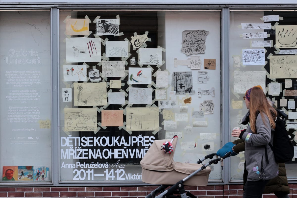 Výstava Děti se koukaj přes mříže na oheň v mřížích Anny Petruželové, 2024