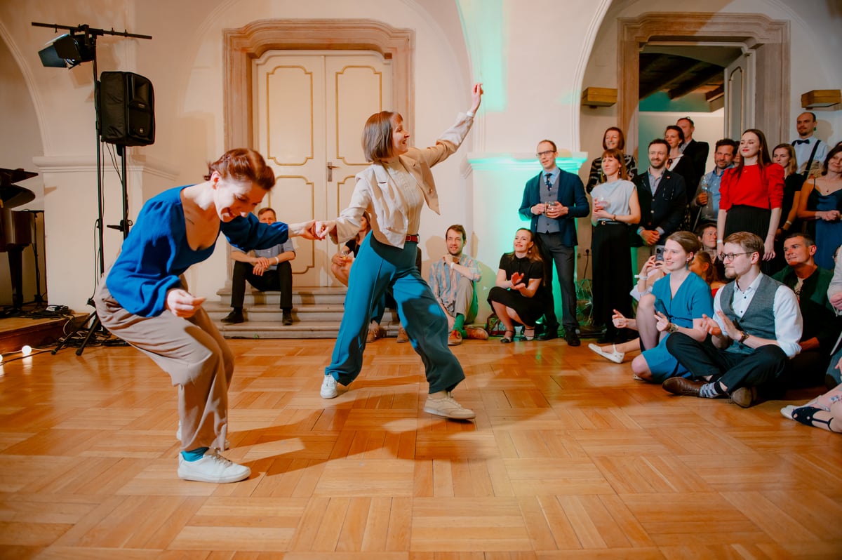 Kdo se rád pohybuje do rytmu hudby, nenechá si ujít místní pravidelné tančírny 