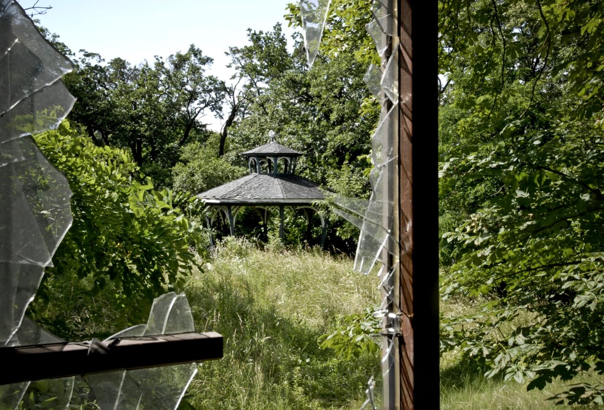 Výhled do zahrady ze zchátralé Hošnovy vily.