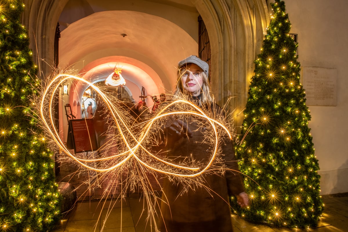 Kateřina před Starou radnicí.