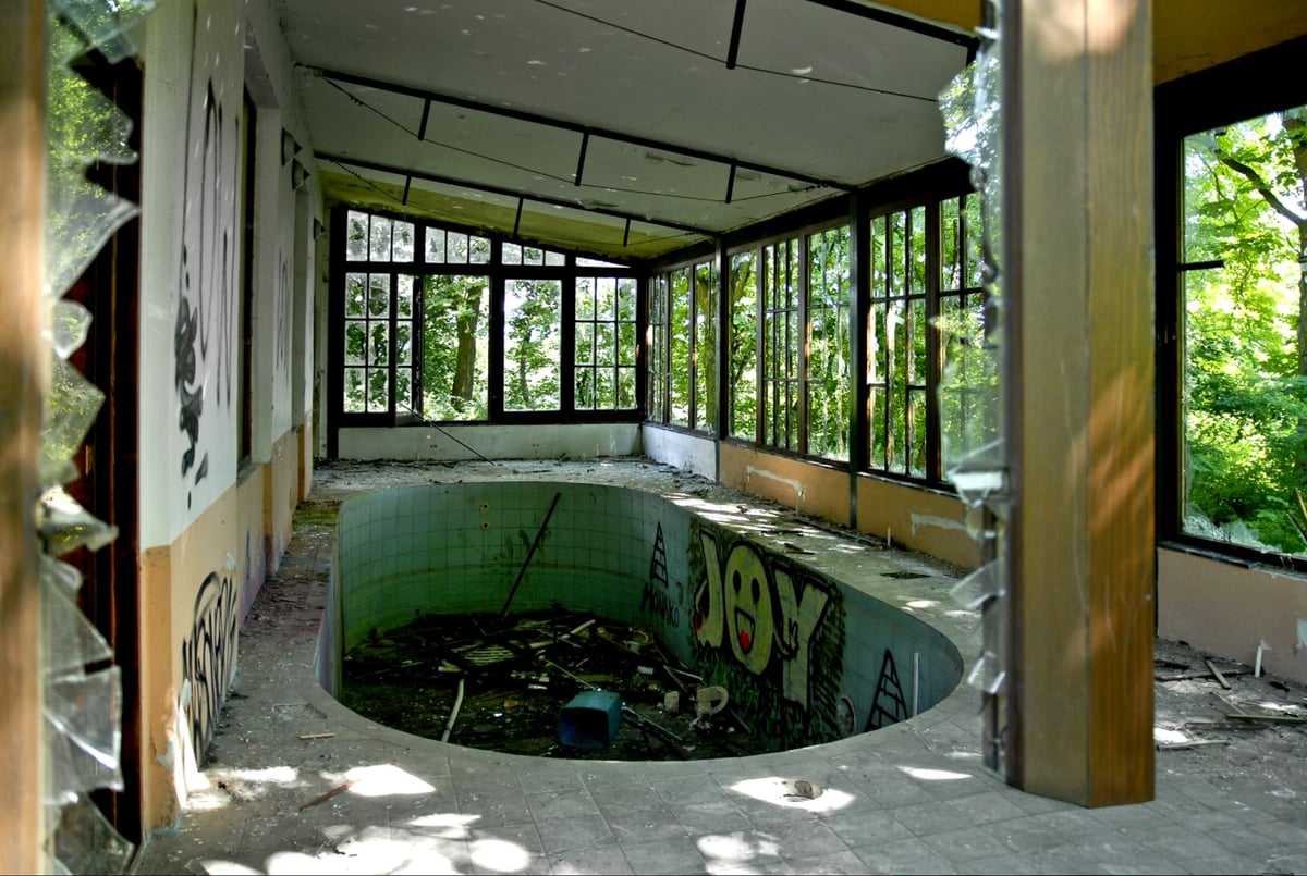 Po požáru v roce 2017 sloužila Hošnova vila pouze jako přístřeší lidem bez domova.