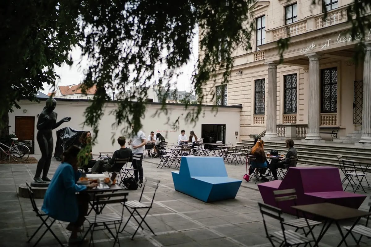 Morgal sídlící na nádvoří Pražákova paláce se dlouhodobě řadí mezi nejkrásnější zahrádky v Brně