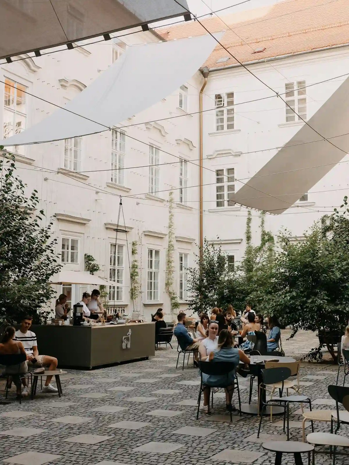 Jedna z nejkrásnějších brněnských zahrádek je bezpochyby Typika v prostorách Místodržitelského paláce na Moravském náměstí